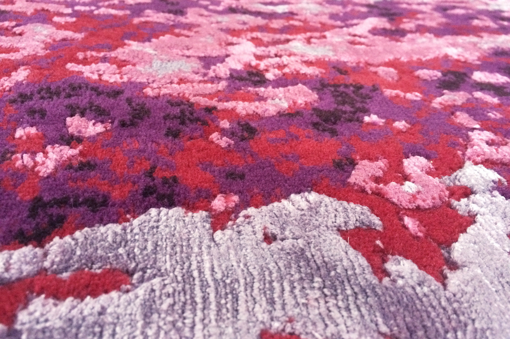 détails tapis noué main rouge orange violet