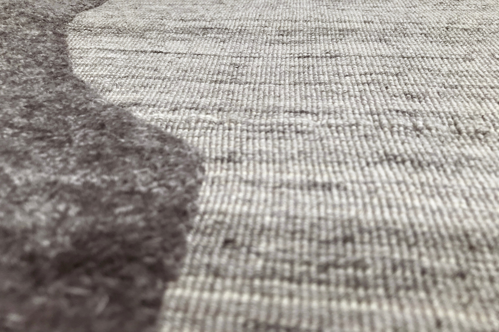 détails tapis tissé main gris
