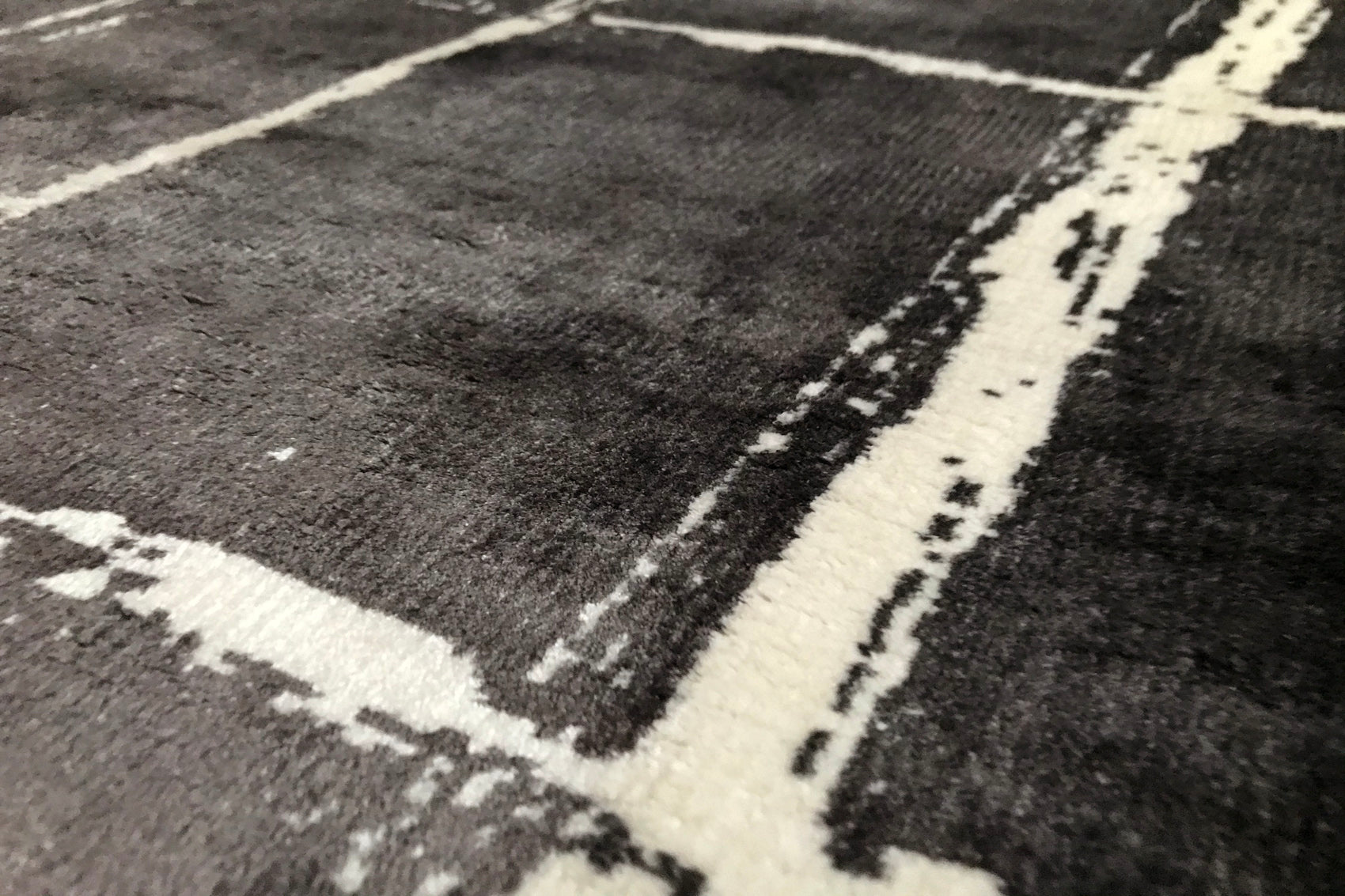 détails tapis tissé et imprimé main noir écru gris blanc 