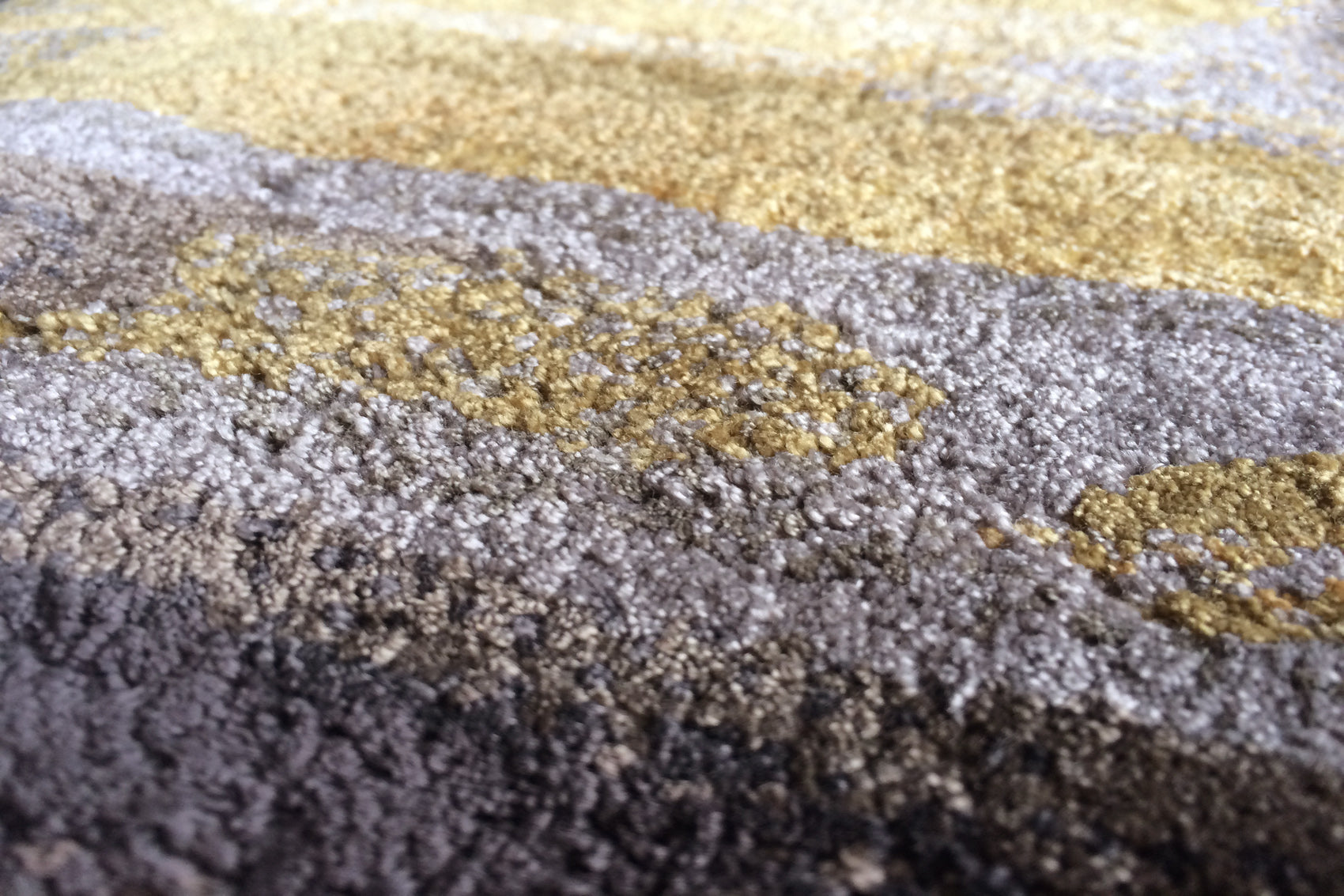 détails tapis tufté main marron gris jaune