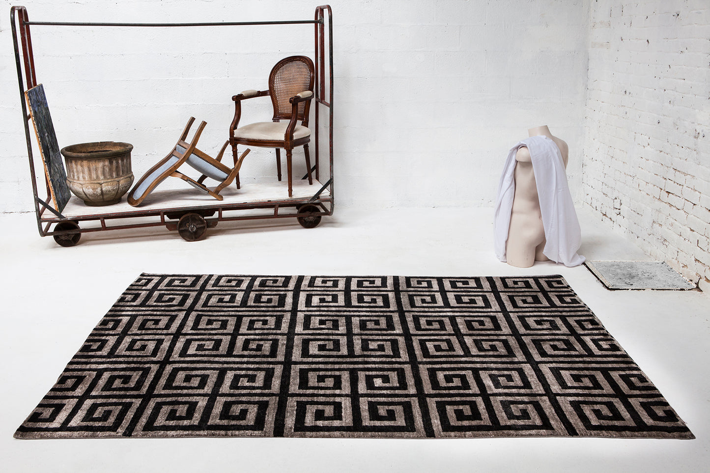 Labyrinth II black & gold rug