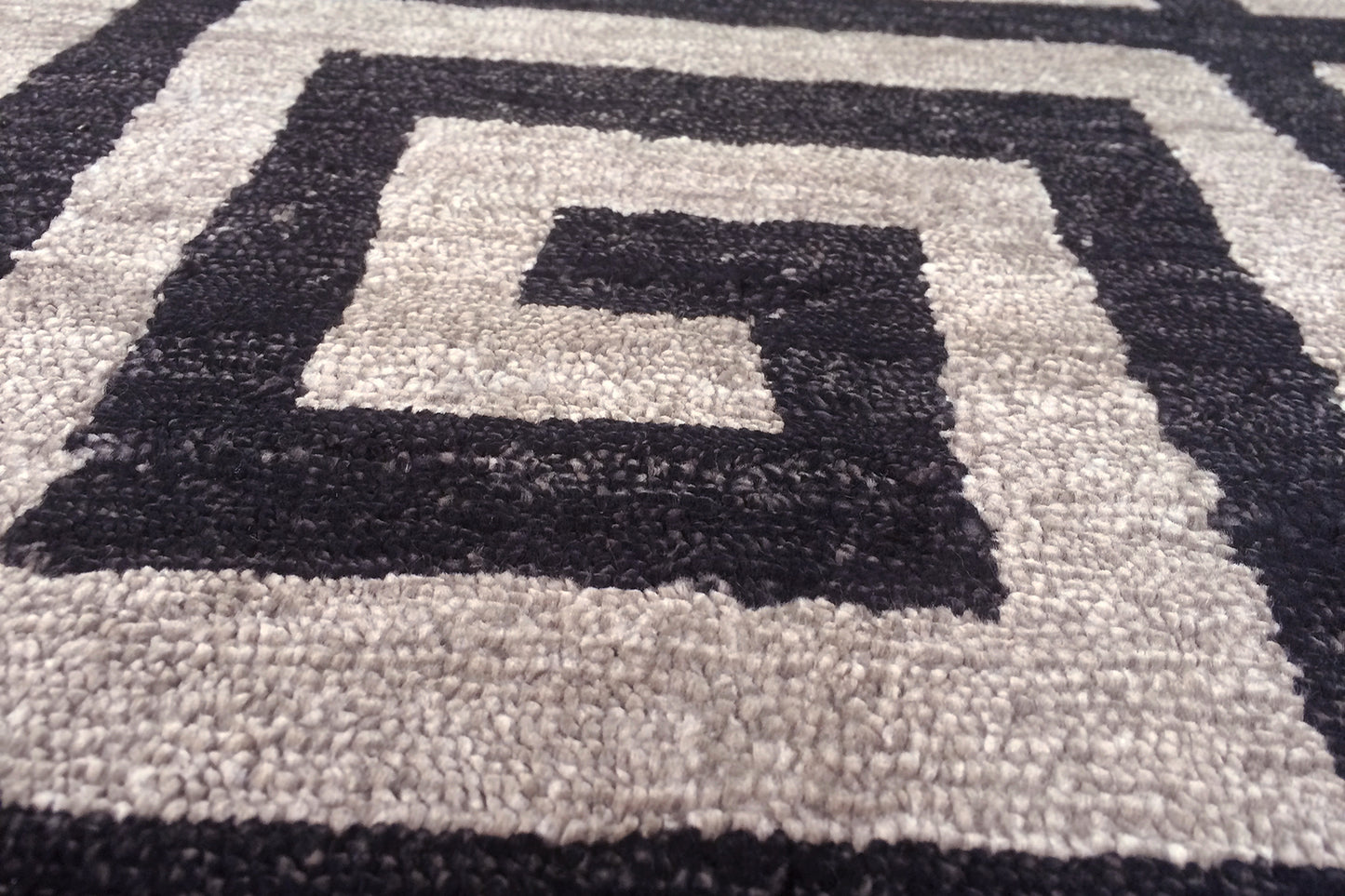 Labyrinth black silver rug 