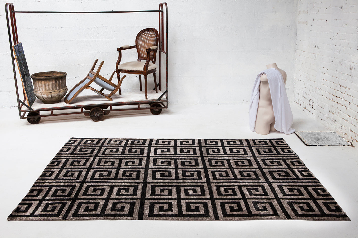 ambiance tapis noué main noir gris beige 
