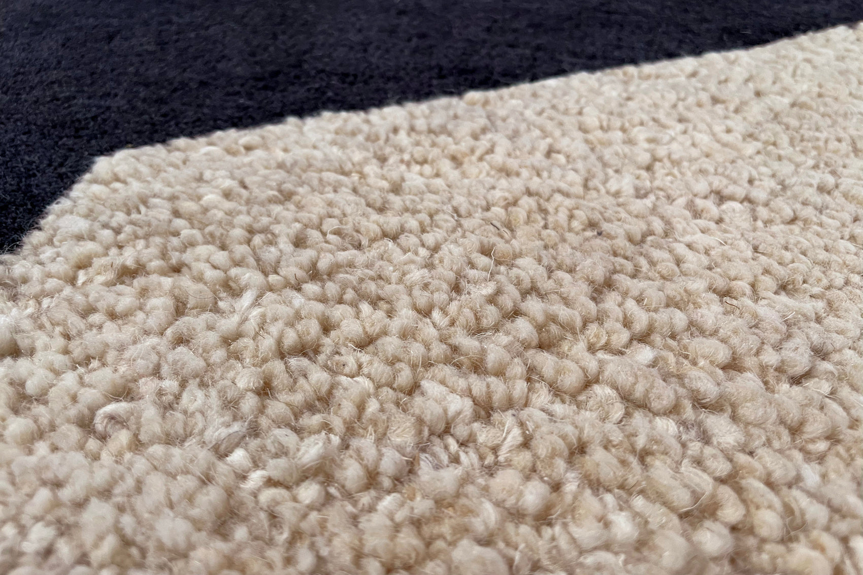 détails tapis tufté main noir écru