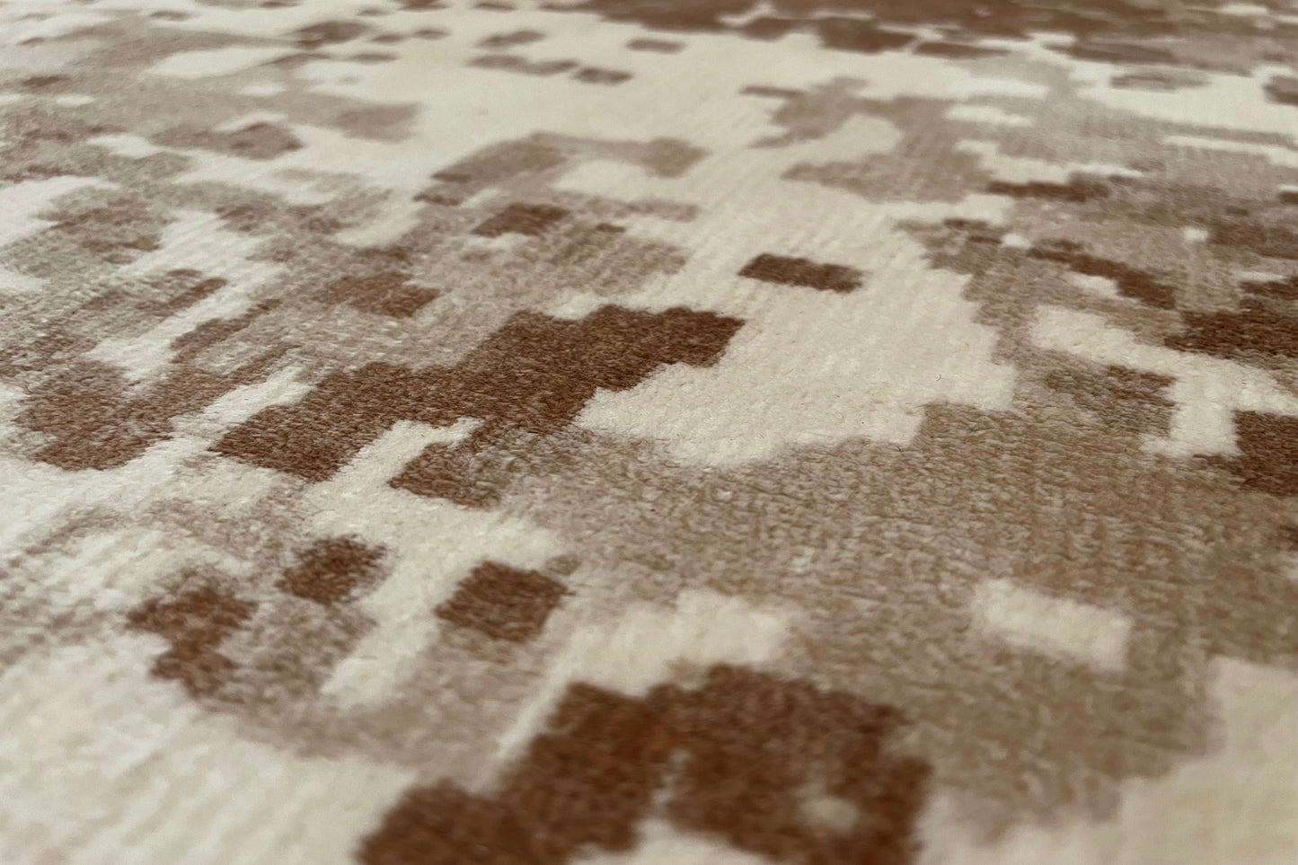 détails tapis tissé et imprimé main beige écru marron