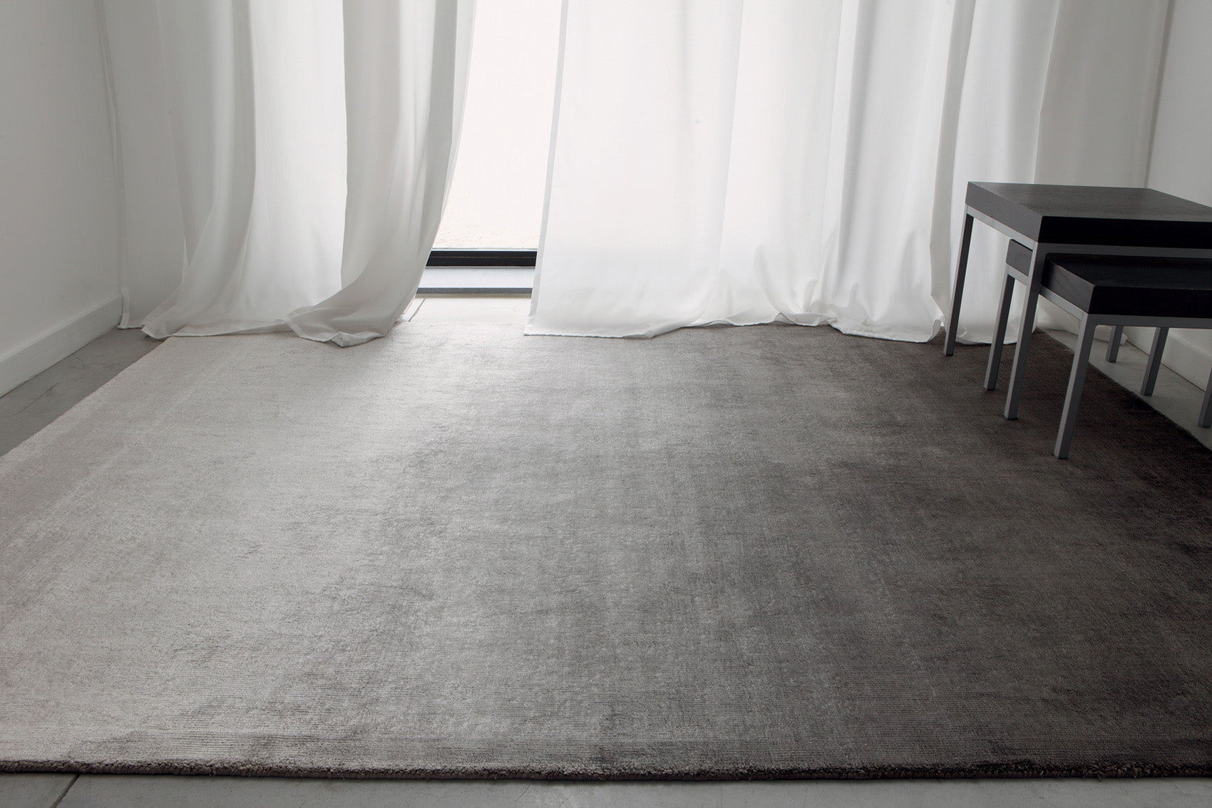 ambiance tapis tissé main gris écru noir 