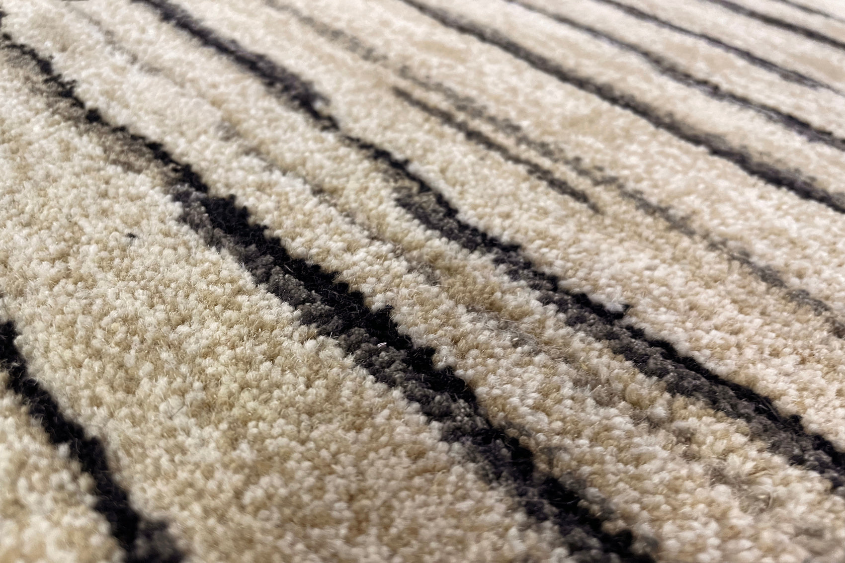 détails tapis tufté main gris noir écru beige