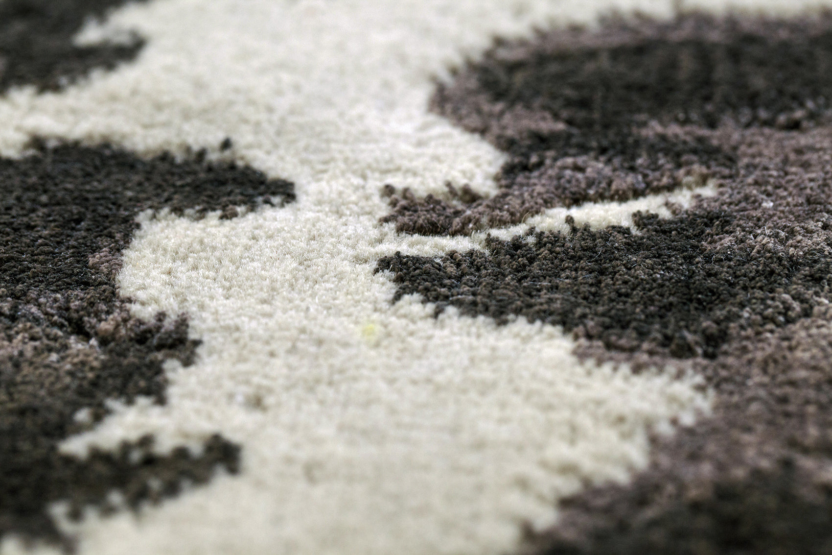 détails tapis noué main blanc écru gris noir