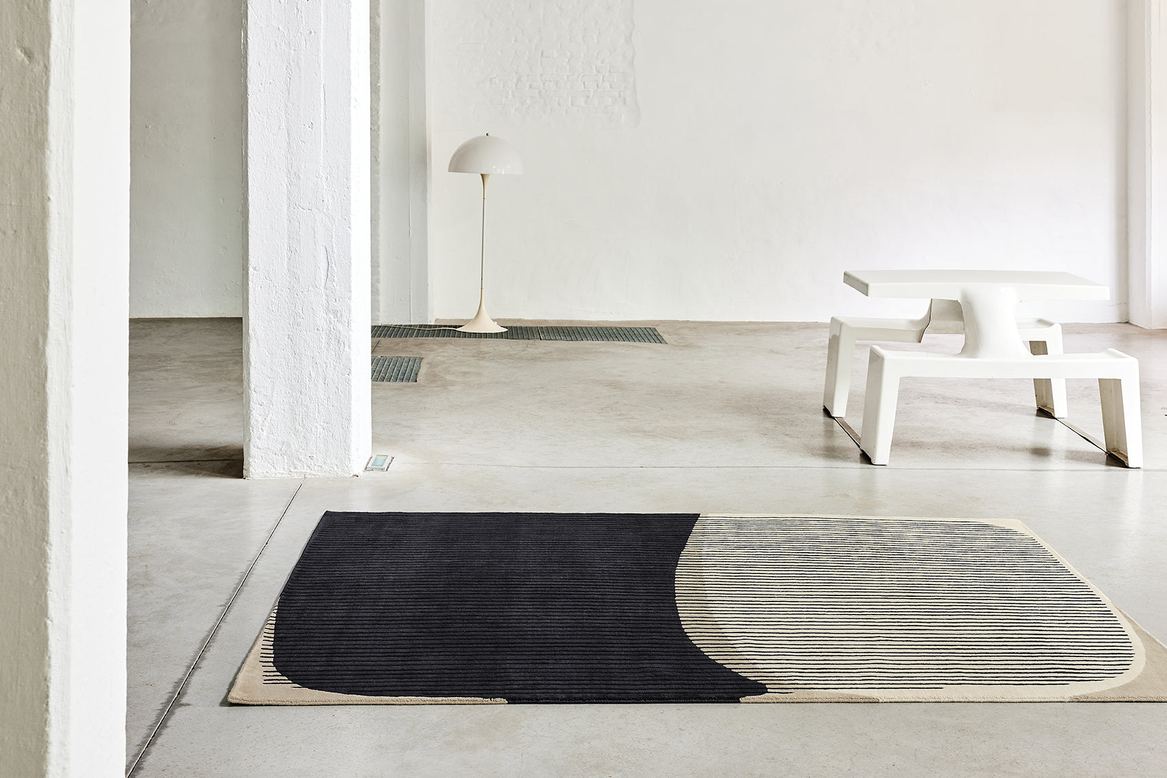 ambiance tapis noué main blanc noir beige