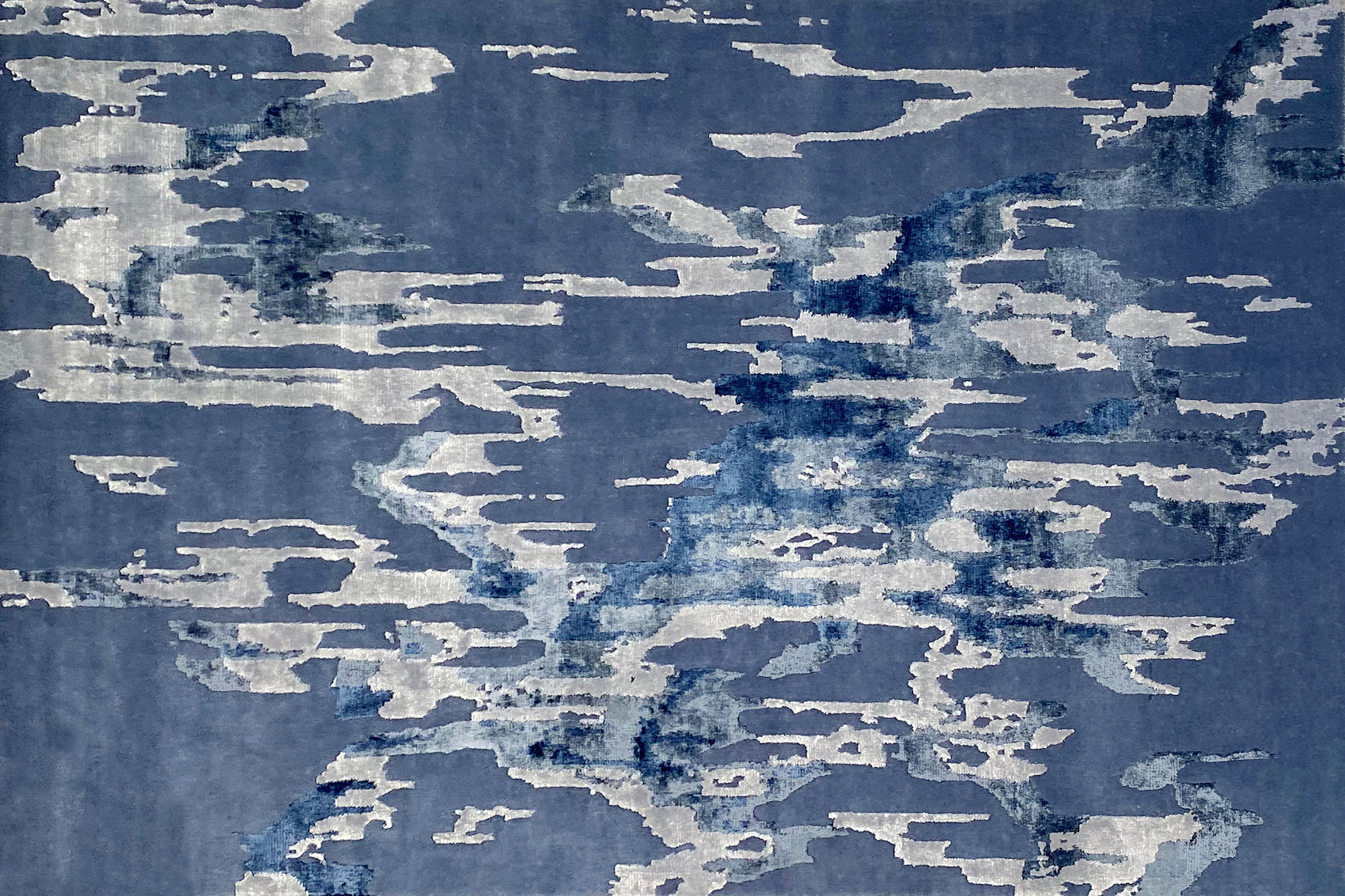 aplat tapis noué main bleu gris