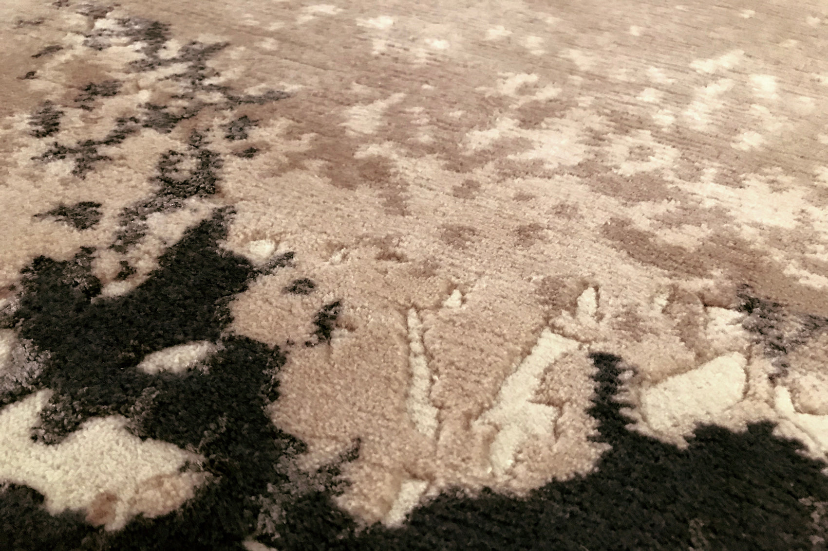détails tapis noué main noir écru beige 